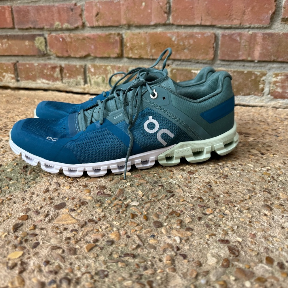 Men’s On Running Cloudflow Color Sea and Petrol Size 10.5